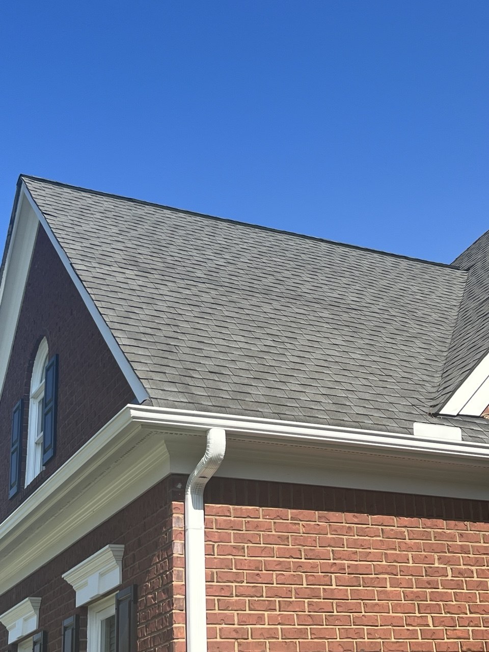 White seamless gutter installed on brick colonial home in Atlanta